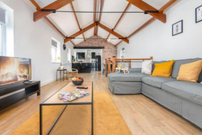 StayRight- 2 Bedroom House, Centrally Located & Close Walk to City Centre